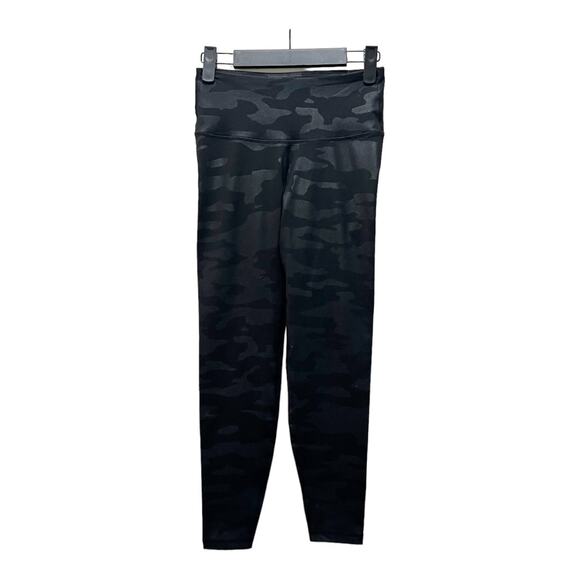 Old Navy Active Elevate Leggings Go-Dry Black Camouflage Print Athleisure Size S - Picture 1 of 7